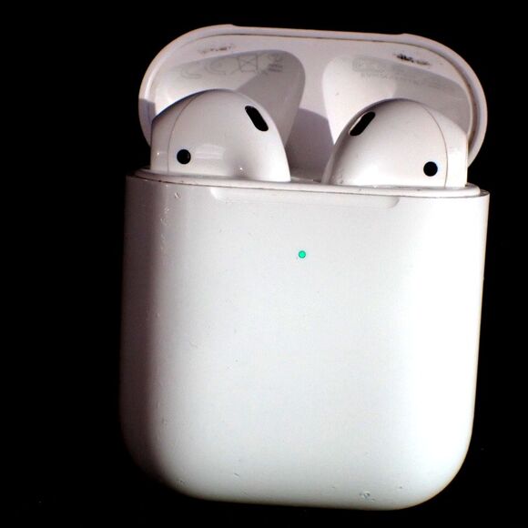 Apple AirPods A2031 Wireless Bluetooth Earbuds White with Charging Case - Picture 5 of 9
